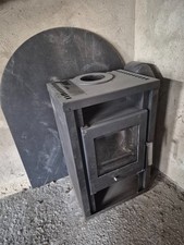 Holzkaminofen mit Rohr und