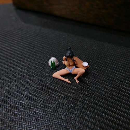 Sitzende frauenfigur - 1/64,