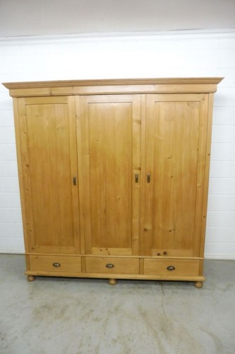 Kleiderschrank aus weichholz
