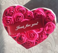 Perfektes Geschenk. Rosa Seifenrosen in weißer Herzbox mit Just for you rotem Band. 
