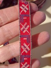 Vintage ca. 4,5 Meter alte Trachtenborte, rot mit blau/weißer Stickerei, 12 mm