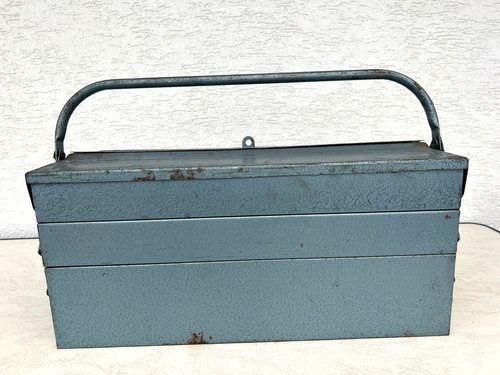 Werkzeugkasten aus metall - werkzeugkasten,
