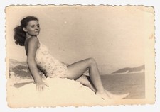 PRETTY YOUNG WOMAN IN SWIMSUIT