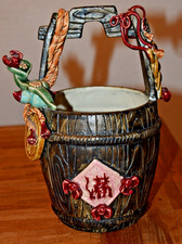 Keramik Blumen Übertopf in Holzfaßmotiv und mit Henkel und filigrane Details