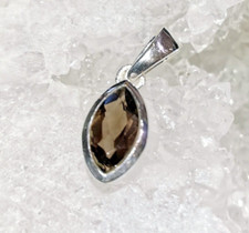 Anhänger mit facettiertem