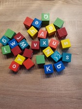 Holzbausteine mit Alphabet benutzt