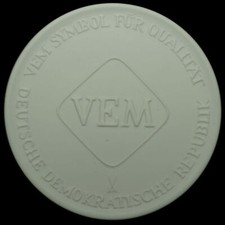 DDR: Porzellan-Medaille ohne Jahr. 40 JAHRE VEB VEM - ELEKTRO-MASCHINENBAU.