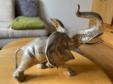 Große Elefantenskulptur aus