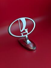 Lada Emblem auf der Motorhaube