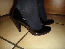 schwarze Lack-Pumps von