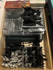 Miniaturensammlung von Herr der Ringe und Warhammer Fantasy 