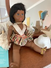 Antike Farbige Puppe mit Bastrock 50er Jahre Midcentury