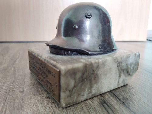 Stahlhelm m16 auf marmorsockel - stahlhelm,