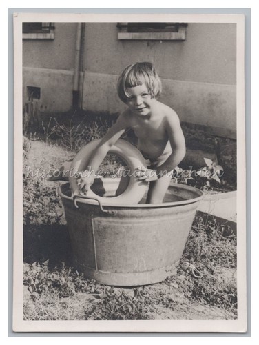 Junge badet mit - , schwimmreifen