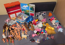 Konvolut Puppen - Barbie und andere Puppen und Kleidung- teilw. Defekte!