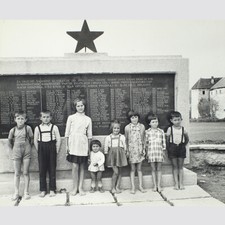 Karlheinz Bauer: Kinder vor Gedenktafel, Jugoslawien um 1964.