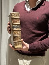 Altes Dekoratives Buch von