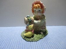 Frau am Briefkasten   alte Figur  Keramik/ Stein  Dekor