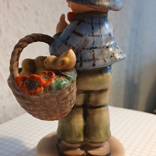 Goebel keramikfigur junge - keramikfigur, mit
