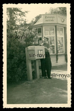 Frau neben Briefkasten vor Deutsche Post Kiosk 1960er DDR Wittenberge Foto 6x9cm