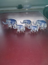 Konvolut von 5 indischen Elefanten aus Porzellan oder Steingut