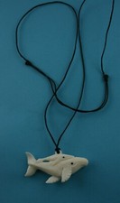 Maori Knochen Carving  Wal mit Kalb  Neuseeland  Walfisch