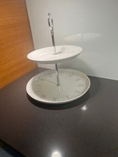 Sehr schöne Etagere mit zwei Etagen, Teller unten D=  22 cm, oben 17 cm, Höhe 25