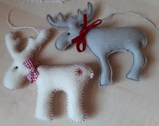 2 ELCHE zum Aufhängen aus Filz , 11,5, 13 cm breit - HANDARBEIT
