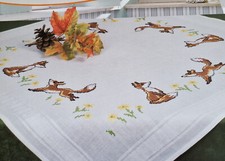 STICK-TISCHDECKE MIT GARN -