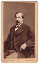 Fotografie F. Grainer, Reichenhall, Gestandener Herr mit prächtigem Spitzbart 