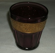 Violettes Glas mit goldenem