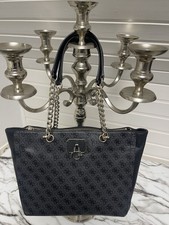 Guess Handtasche Monogramm Schwarz Grau