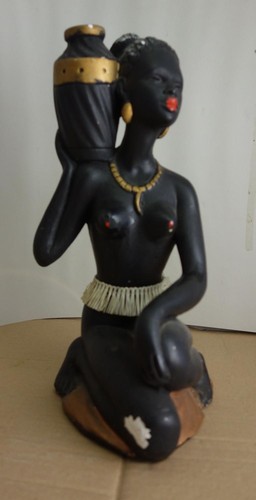 Alte stuckfigur frau mit - mit, krug