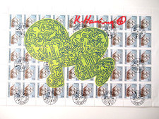 KEITH HARING: SERIGRAPHIE AUF STAMP-BOGEN, SIGNIERT UND BEARBEITET VOM KÜNSTLER
