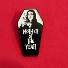 Pin Badge Anstecker, Morticia