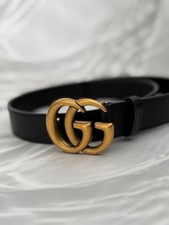 Gucci Marmont Ledergürtel schwarz mit goldener GG Logo Schnalle