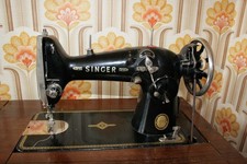Alte Singer Nähmaschine mit Tisch