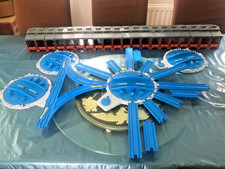 Tomy Thomas & Friends, Lokschuppen & Drehteller Zubehör Set jetzt mit 26 Teilen