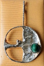 Top! Modernist-Brutalist