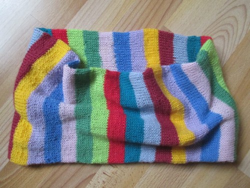 Handgestrickter schlauchschal - handgestrickter,