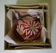 Weihnachtskugel Baumschmuck aus Glas in OVP, CSSR, rot, weiß, gold mit Blume