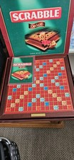 Scrabble Deluxe mit Drehteller Holzsteinen Brettspiel von Mattel