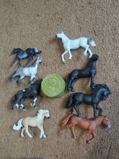 8 Schleich Pferde +ein Sattel und 2 Halfter + Heu rund , Gebraucht