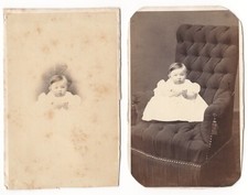 Baby Mädchen auf einem Sessel