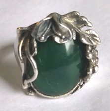 Alter Ring mit grünem Stein