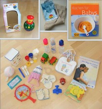 großes Set Baby Paket m. Spielsachen Mütze Kochbuch Simba-Kugel Fläschchen  u.a.