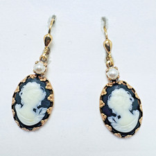 Wunderschöne Gablonzer Gemmen-Ohrringe Schwarze Kamee, Tombak-Goldpolitur