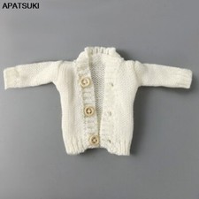 Weißer gestrickter Mantel