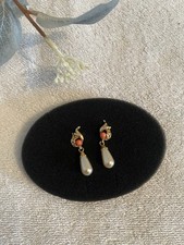 Goldene Ohrstecker mit weißen