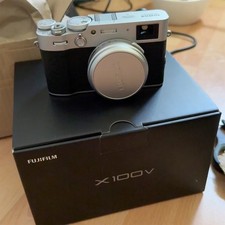 Fujifilm X100V silber, WIE NEU-Zustand, 2.945 Auslösungen